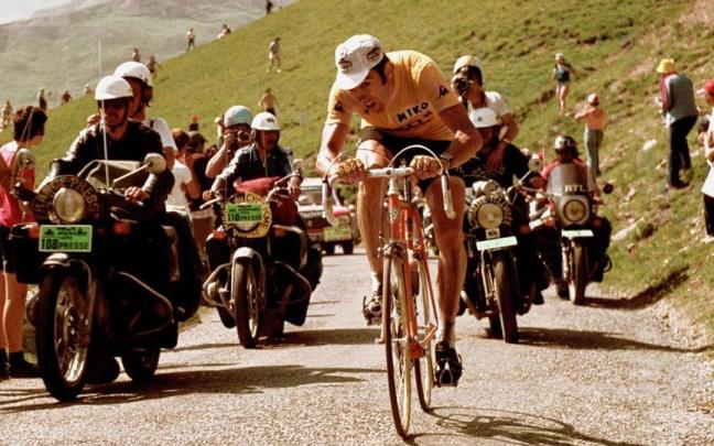Eddy Merckx, en una etapa del Tour vestido con el amarillo del líder.