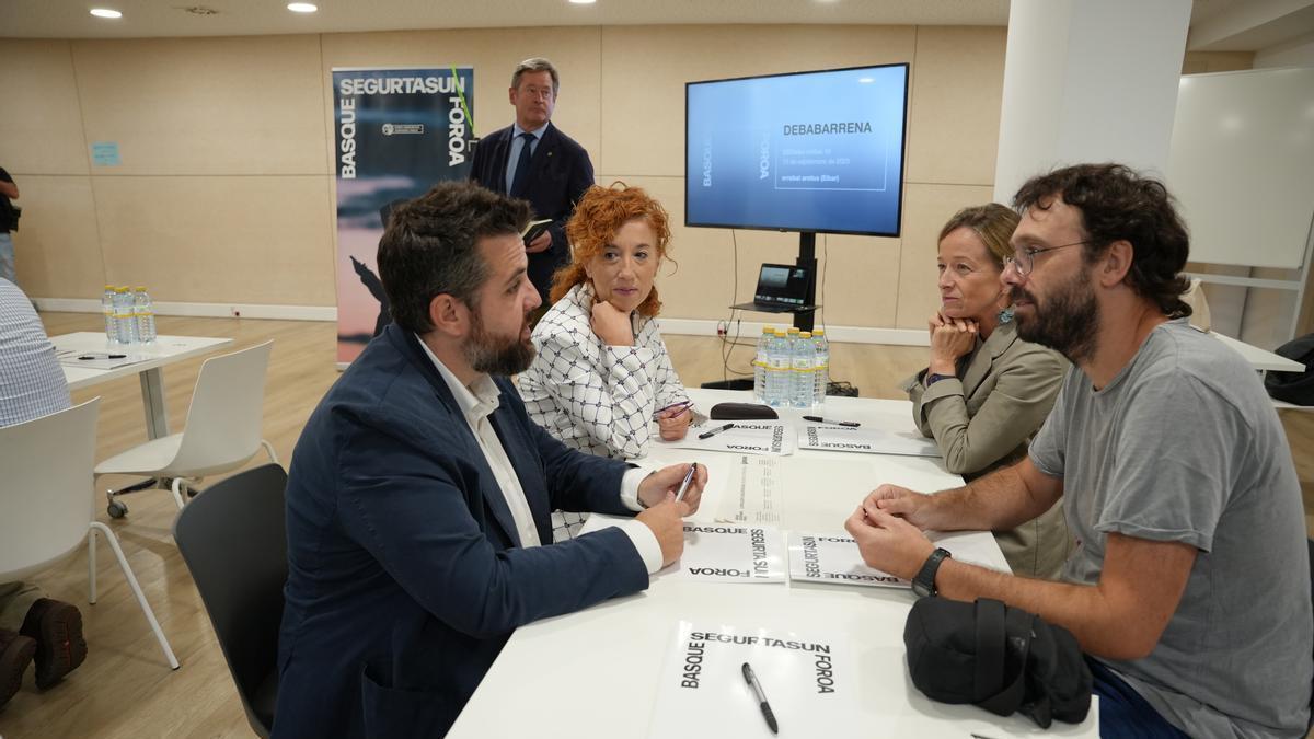 El consejero Bingen Zupiria, al fondo, en el encuentro del Basque Segurtasun Foroa en Eibar, con la diputada general de Gipuzkoa, Eider Mendoza