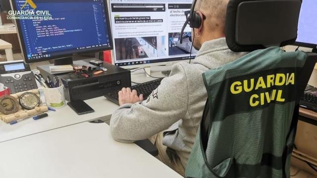 Uno de los investigadores de la Guardia Civil.