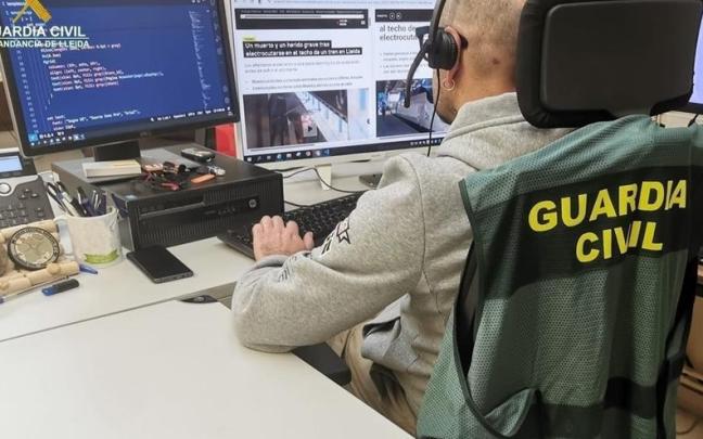 Uno de los investigadores de la Guardia Civil.