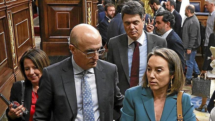A la derecha, Cuca Gamarra fue el rostro del PP en una sesión en la que Feijóo se ausentó.