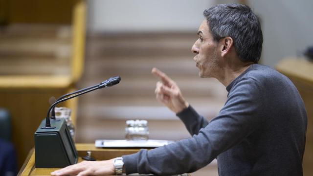 El parlamentario de Sumar, Jon Hernández, en el pleno que ha aprobado la modificación de las reglas electorales
