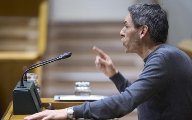 El parlamentario de Sumar, Jon Hernández, en el pleno que ha aprobado la modificación de las reglas electorales