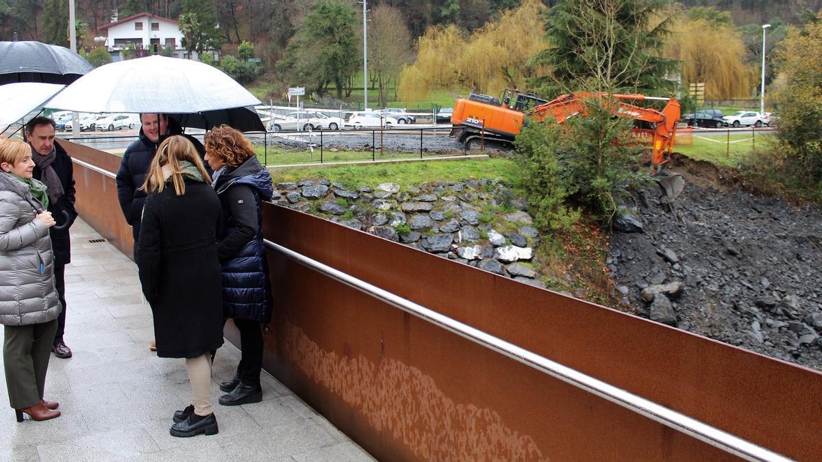 Representantes de Gobierno vasco, URA y Ayuntamiento visitaron ayer las obras.