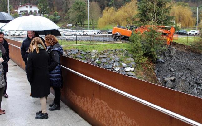 Representantes de Gobierno vasco, URA y Ayuntamiento visitaron ayer las obras.