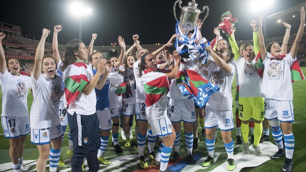 Las jugadoras de la Real celebran la consecución de la Copa de la Reina de 2019 en Granada. / RUBEN PLAZA