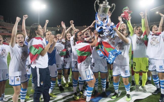 Las jugadoras de la Real celebran la consecución de la Copa de la Reina de 2019 en Granada. / RUBEN PLAZA