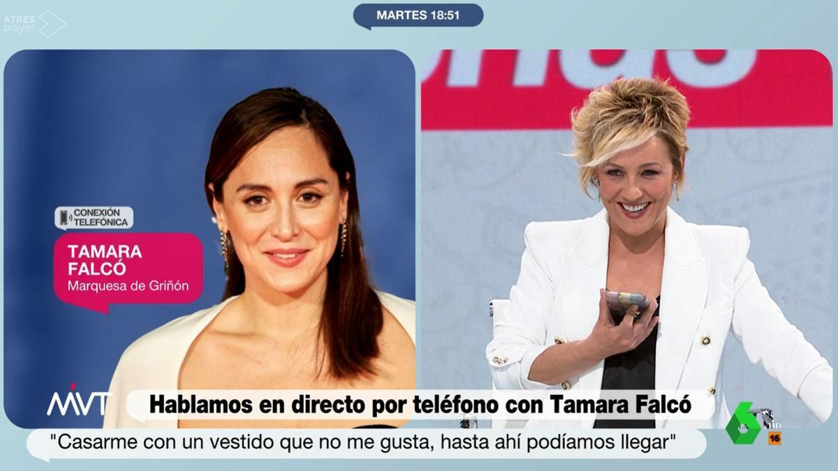 Cristina Pardo hablando por teléfono con Tamara Falcó en 'Más Vale Tarde'.