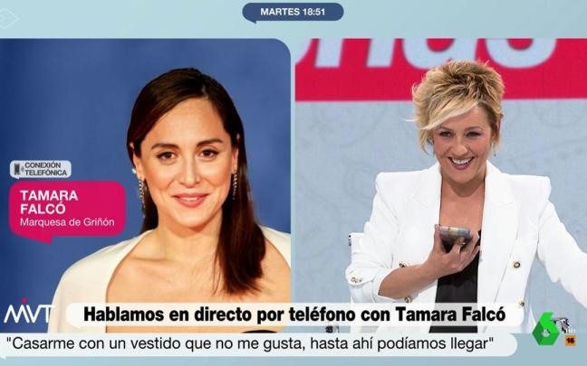 Cristina Pardo hablando por teléfono con Tamara Falcó en 'Más Vale Tarde'. Cristina Pardo hablando por teléfono con Tamara Falcó en 'Más Vale Tarde'.