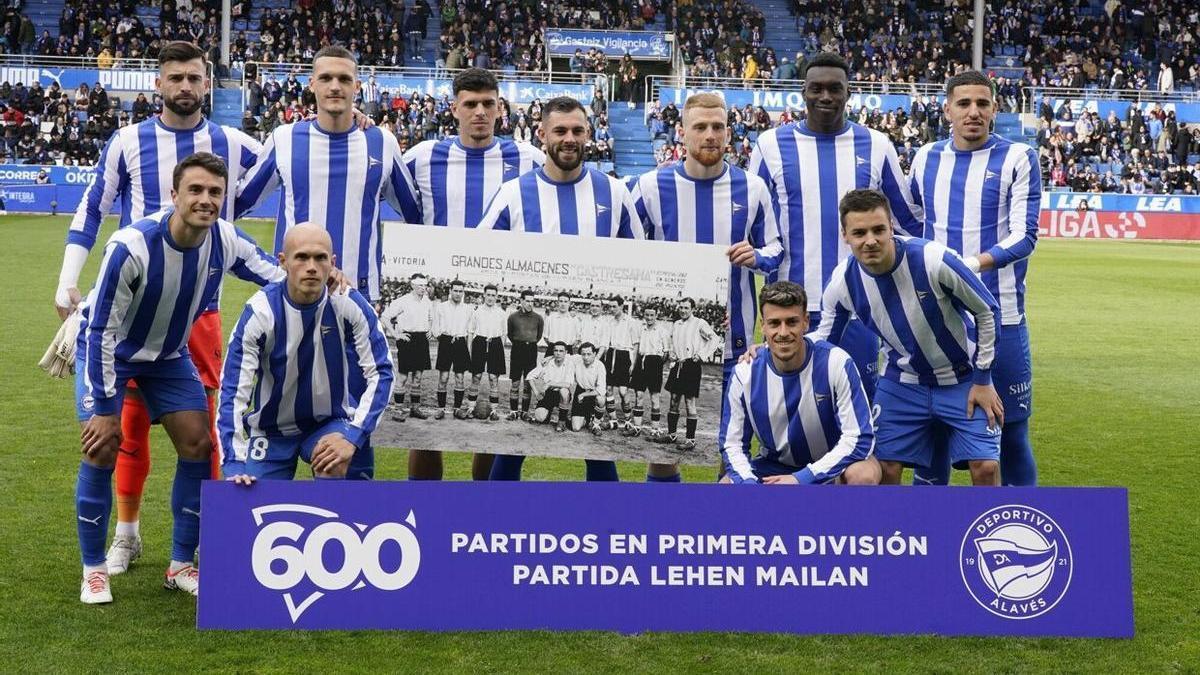 El once inicial del Alavés posó con camisetas clásicas en conmemoración a los 600 partidos del club en Primera en su partido contra la Real Sociedad