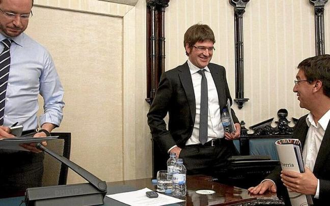 Maroto, Urtaran y Lazcoz en el Ayuntamiento en 2012, con el primero como alcalde. ALEX LARRETXI