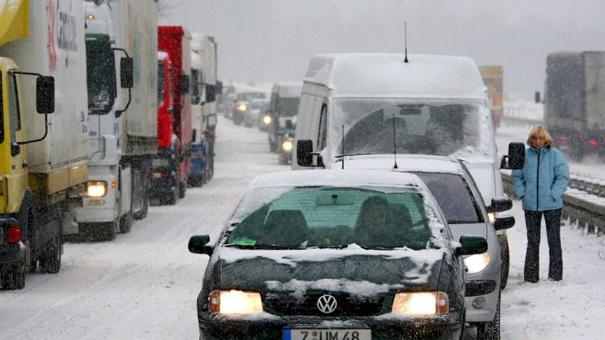 Vehículos atascados por la nieve en una autopista alemana.