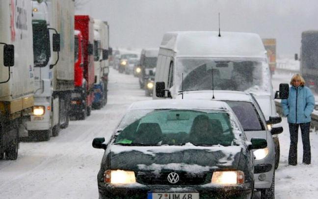 Vehículos atascados por la nieve en una autopista alemana.