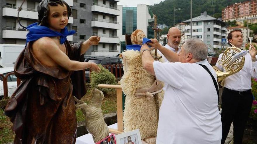El tradicional momento de la colocación del pañuelo de fiestas, que este año se ha llevado a cabo por partida doble.