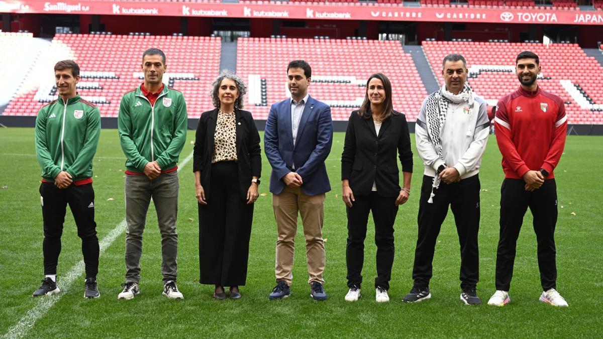 Los representantes de la Federación y del Gobierno vasco y Médicos sin Fronteras posan con los seleccionadores y jugadores de la Euskal Selekzioa y Palestina en San Mamés
