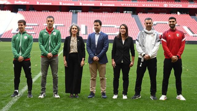 Los representantes de la Federación y del Gobierno vasco y Médicos sin Fronteras posan con los seleccionadores y jugadores de la Euskal Selekzioa y Palestina en San Mamés