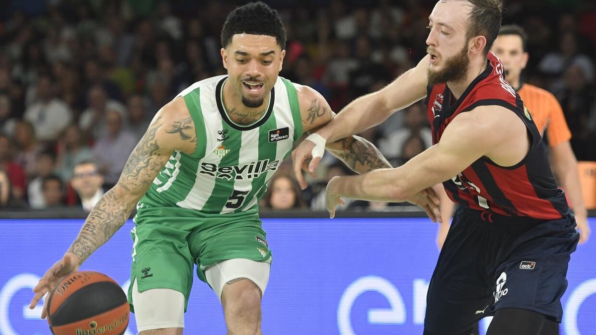 Heidegger defiende a Gray durante un momento del partido entre el Betis y el Baskonia