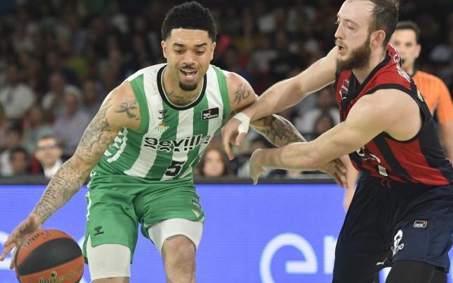 Heidegger defiende a Gray durante un momento del partido entre el Betis y el Baskonia
