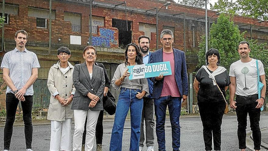 EH Bildu ante la antigua redacción de ‘Egin’, con un cartel que fusiona el lema de campaña y la tipografía del diario.