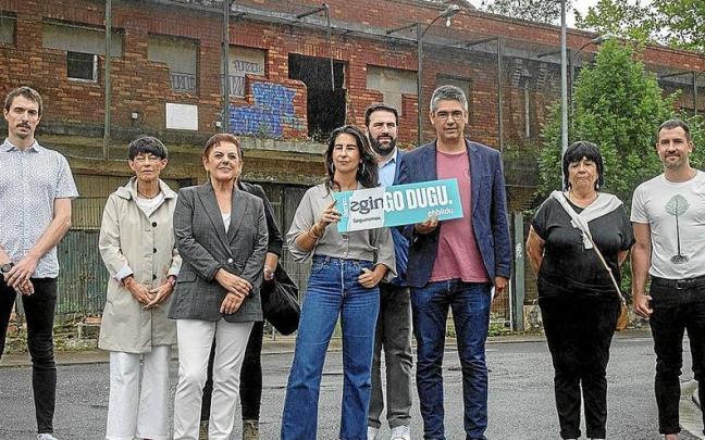 EH Bildu ante la antigua redacción de ‘Egin’, con un cartel que fusiona el lema de campaña y la tipografía del diario. EH Bildu ante la antigua redacción de ‘Egin’, con un cartel que fusiona el lema de campaña y la tipografía del diario.