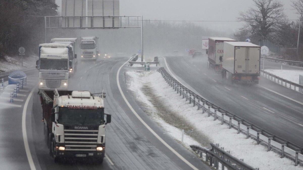 Camiones circulando por Altube en una imagen de archivo.