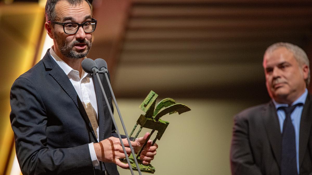 El periodista y guionista, Jair Domínguez, recibe un premio durante la gala de entrega de los Premios Ondas 2023.