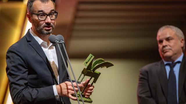 El periodista y guionista, Jair Domínguez, recibe un premio durante la gala de entrega de los Premios Ondas 2023.
