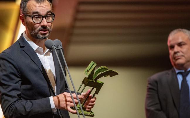 El periodista y guionista, Jair Domínguez, recibe un premio durante la gala de entrega de los Premios Ondas 2023.
