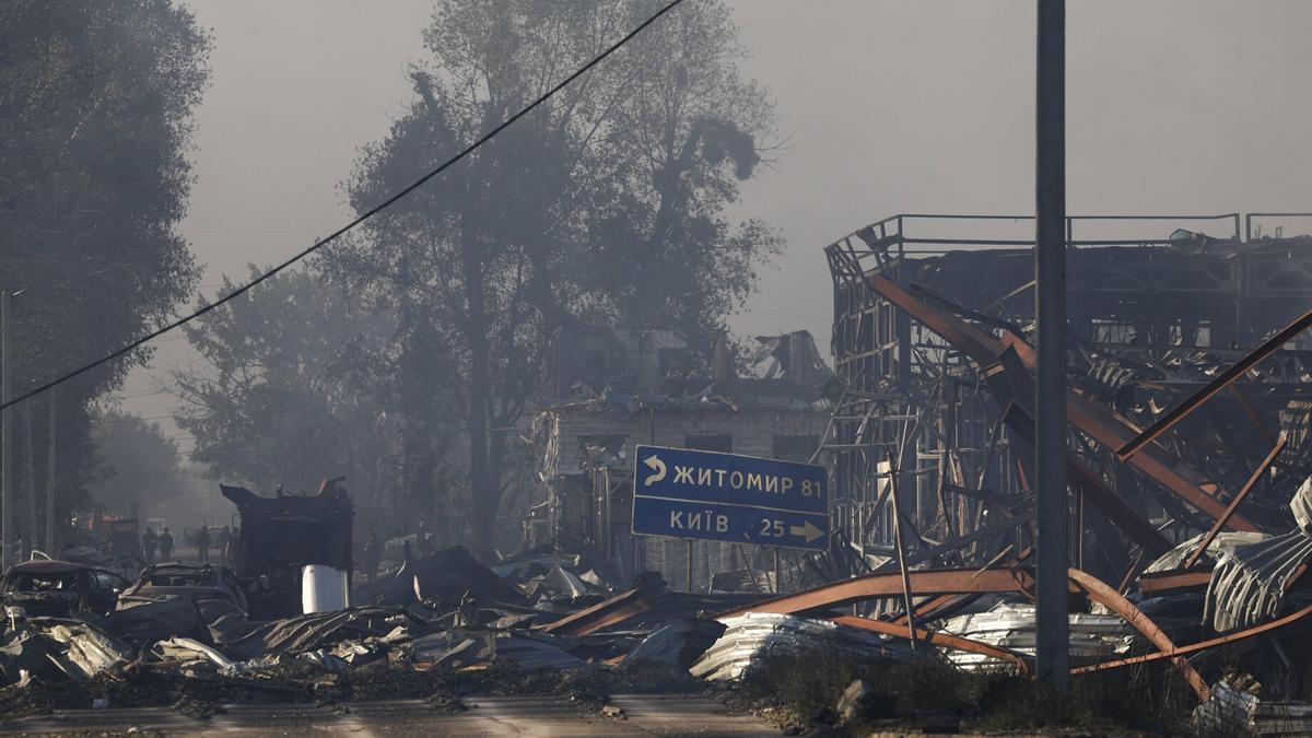 Los servicios de emergencia y las autoridades locales responden a un ataque ruso en el distrito de Bucha. Varios drones impactaron un almacén y una vivienda, mientras que otros fueron interceptados.