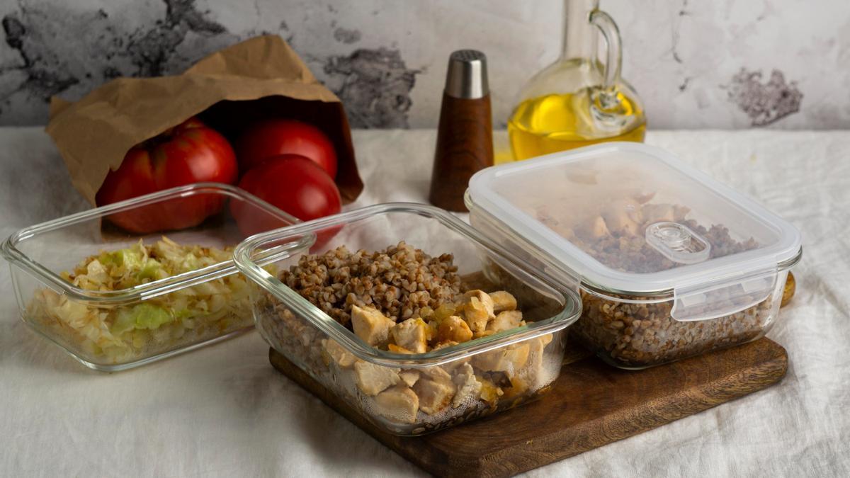 Varios tuppers de plástico concomida en su interior