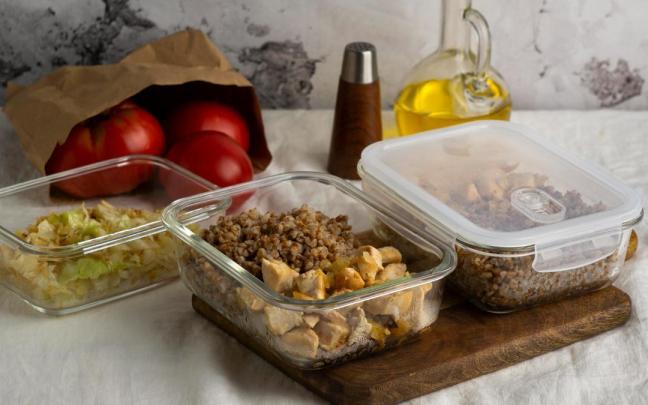 Varios tuppers de plástico concomida en su interior