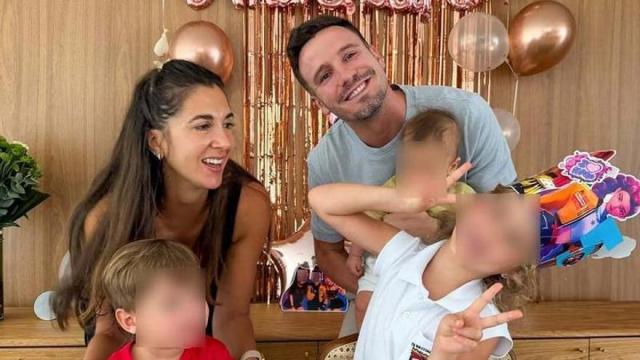 Saúl Ñíguez, junto a su familia.