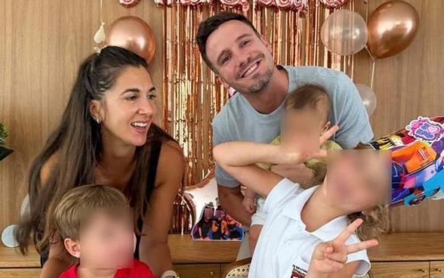 Saúl Ñíguez, junto a su familia.