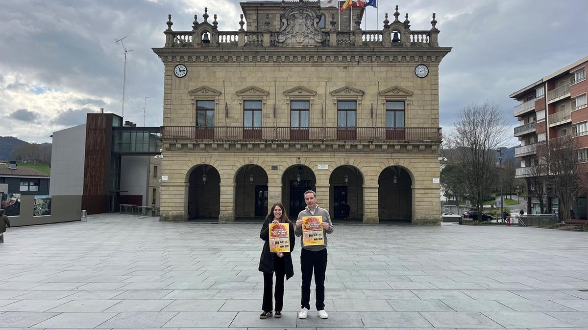 Maialen Pikabea euskara teknikaria eta Josu Iguiñiz ordezkaria.