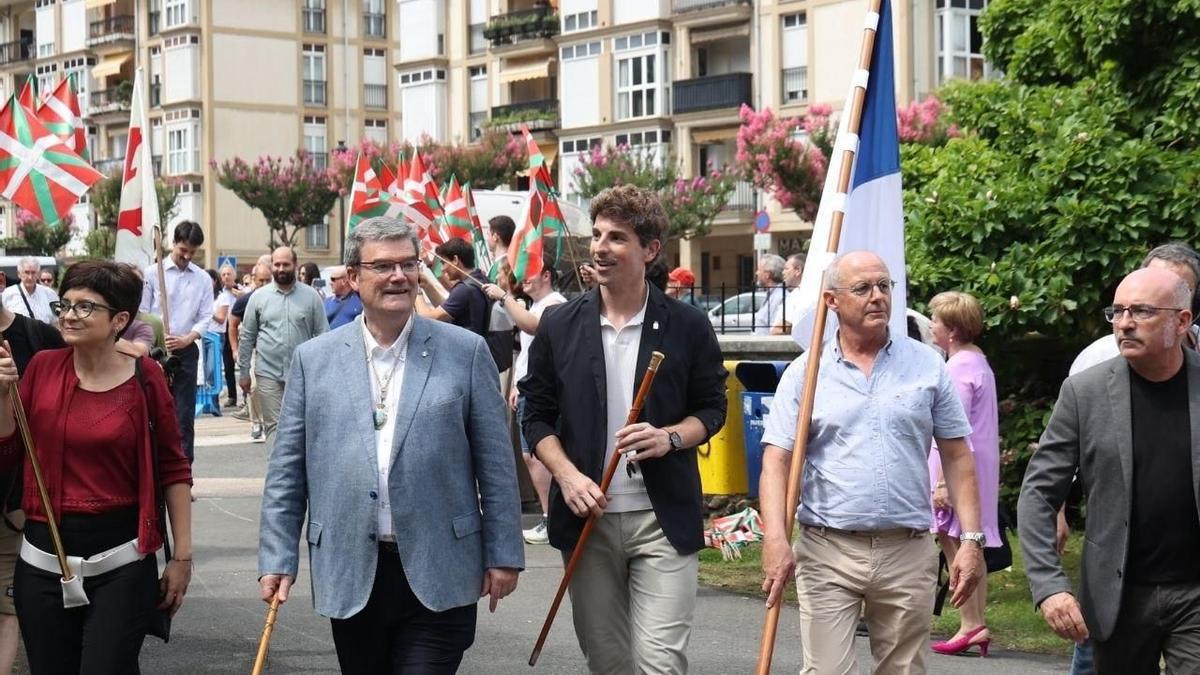 Los alcaldes de Bilbao y Donostia, Juan Mari Aburto y Jon Insausti, durante el desfile de regidores en Bergara