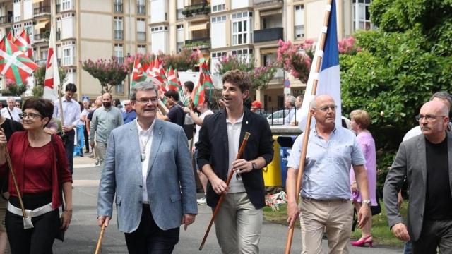 Los alcaldes de Bilbao y Donostia, Juan Mari Aburto y Jon Insausti, durante el desfile de regidores en Bergara
