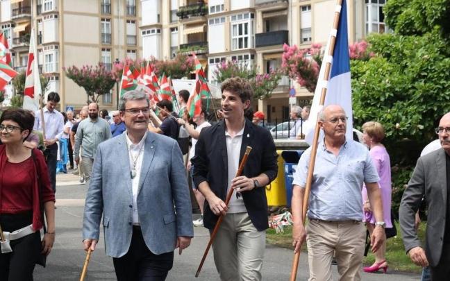 Los alcaldes de Bilbao y Donostia, Juan Mari Aburto y Jon Insausti, durante el desfile de regidores en Bergara