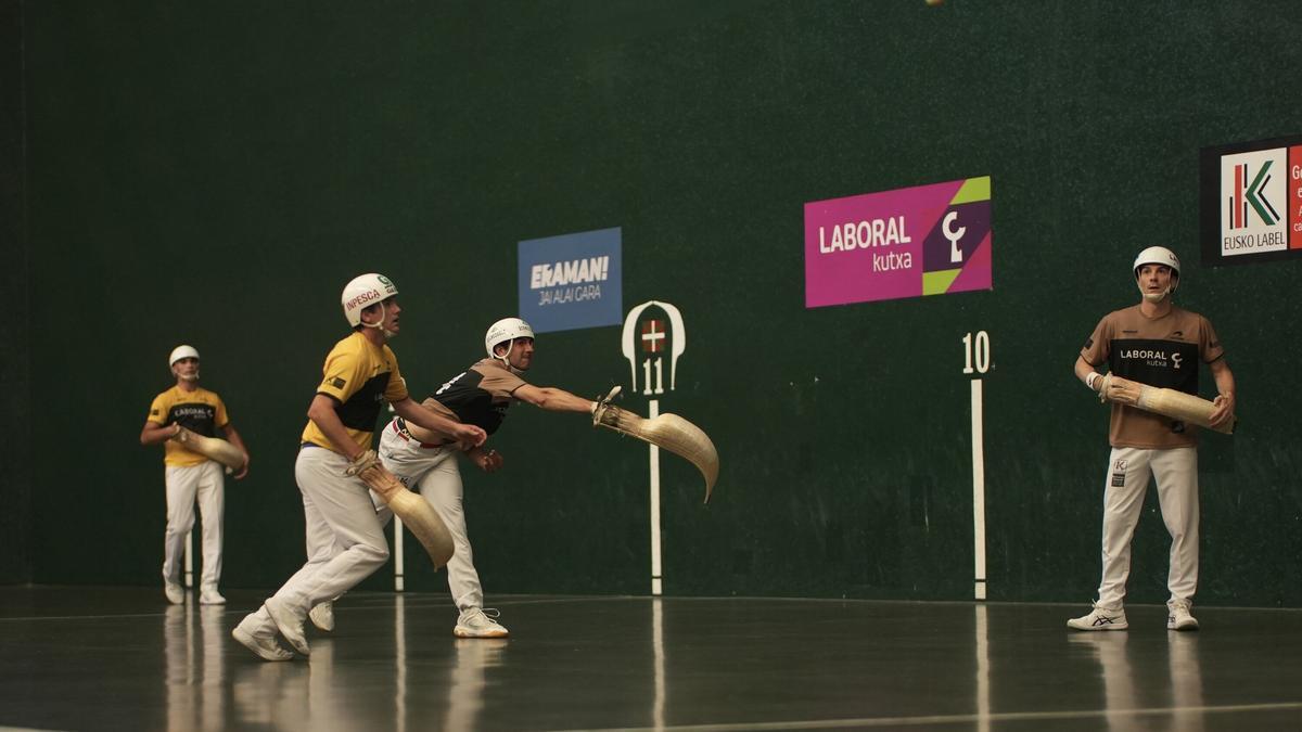 Aritz Erkiaga y Atain remontan ante Barandika-Ibarluzea en la jornada inaugural del Grand Slam de Markina-Xemein de cesta.