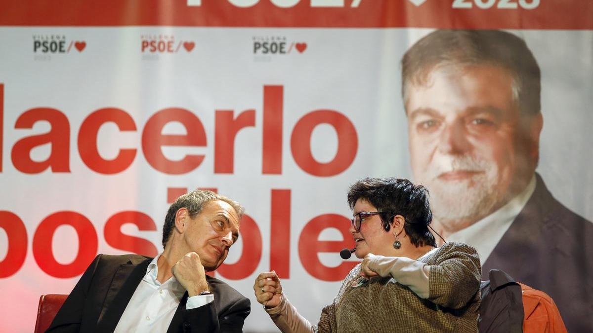 José Luis Rodríguez Zapatero y la diputada Laura Soler durante el acto electoral que los socialistas han celebrado en la localidad alicantina de Villena.