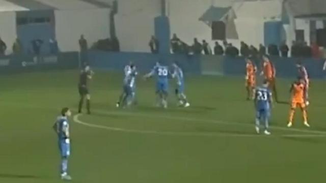 Los jugadores del Águilas, haciendo el 'corro de la patata'.