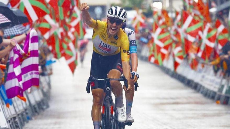 Almeida celebra la victoria de la Itzulia de 2025.
