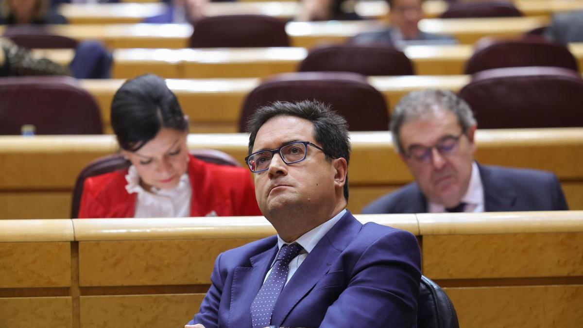 El ministro Oscar López en un pleno del Senado.