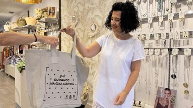 La bolsa reutilizable es el elemento central de la campaña ‘Guk, Durango’.