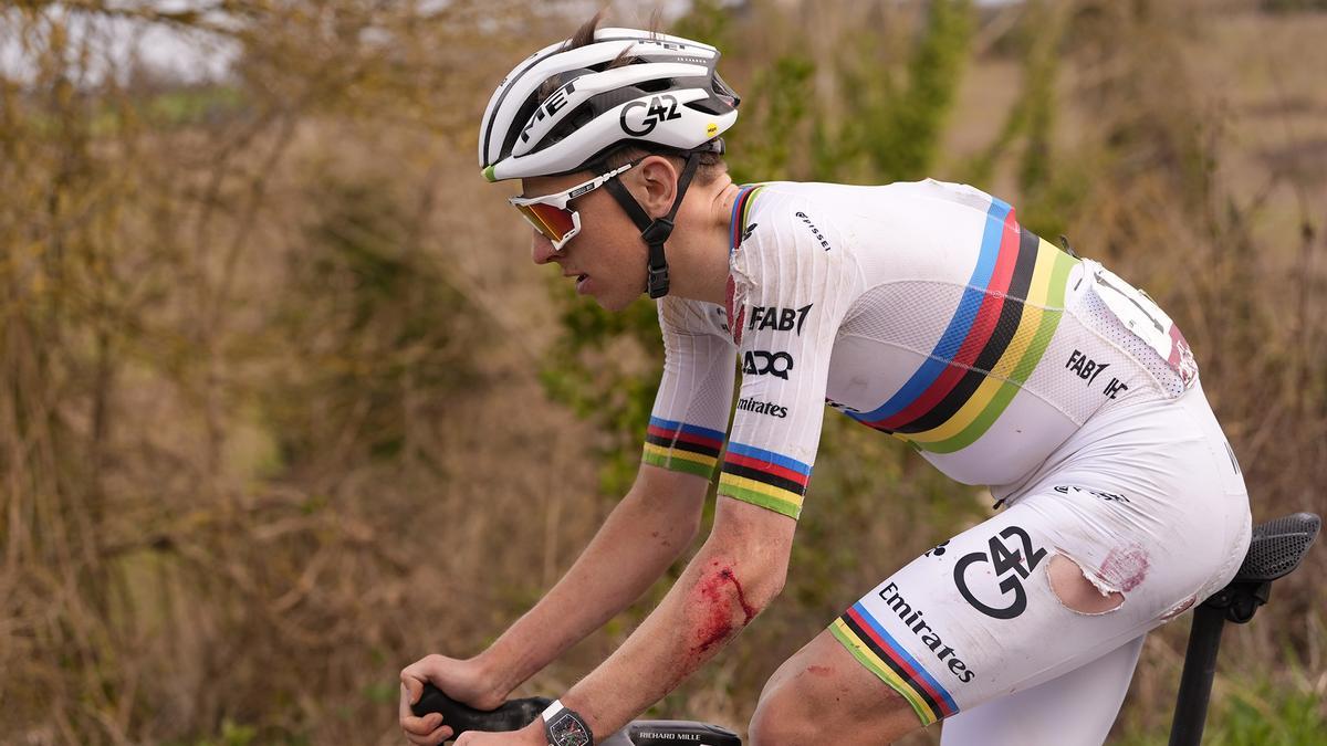 Pogacar, tras la caída.