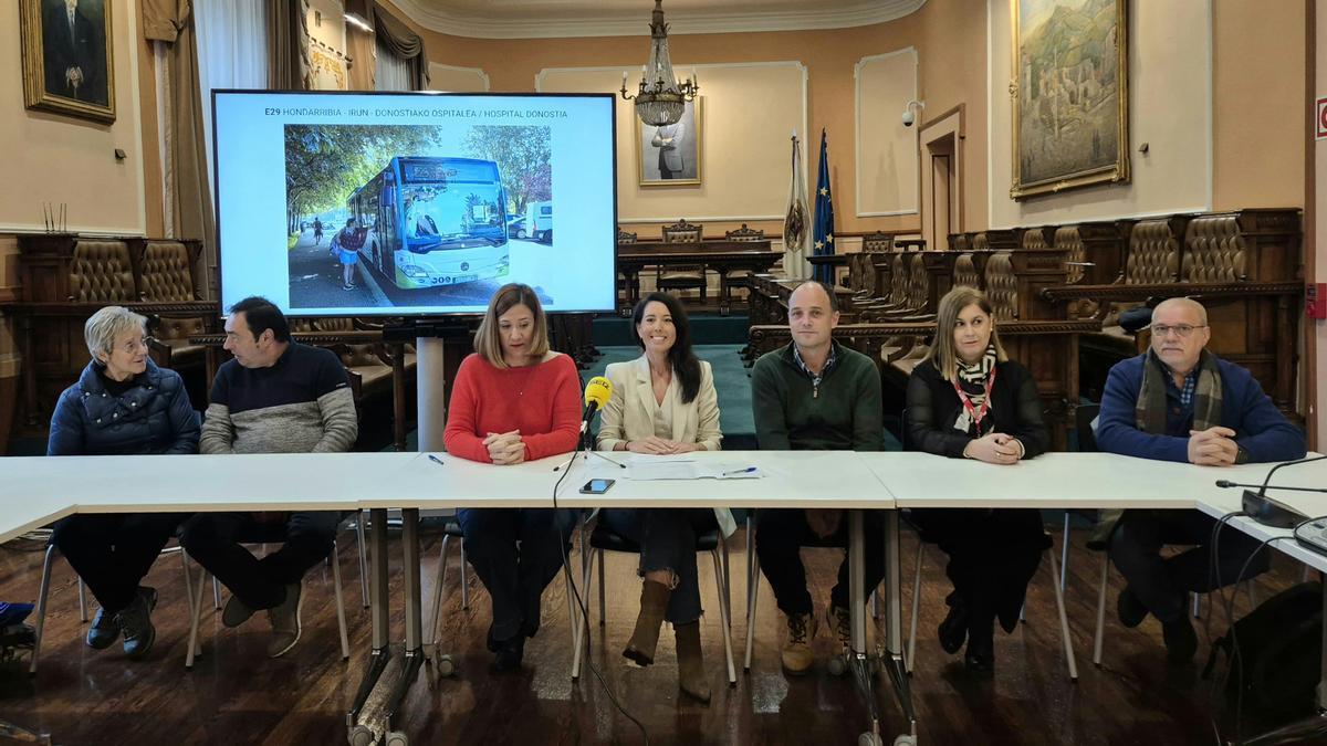 Foto de la rueda de prensa celebrada esta mañana para dar cuenta de los datos de la nueva línea de autobús.