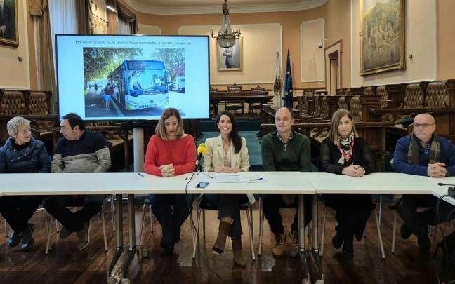 Foto de la rueda de prensa celebrada esta mañana para dar cuenta de los datos de la nueva línea de autobús.