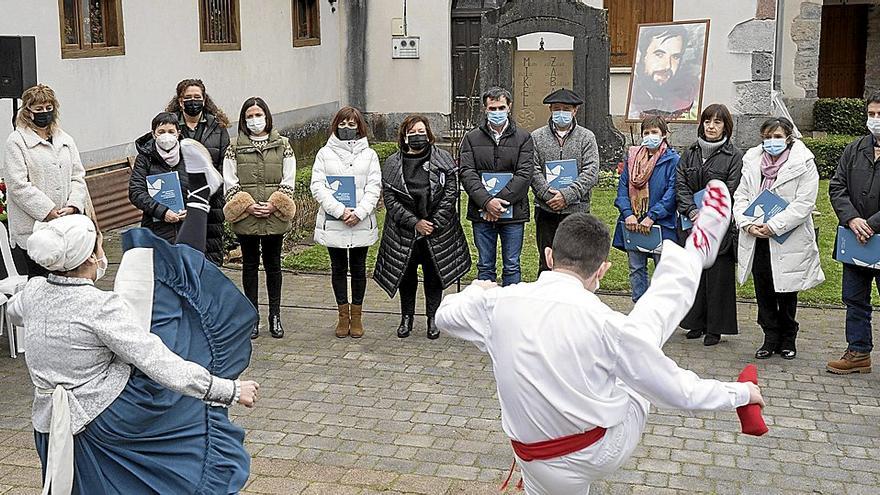 Miembros de los gobiernos de la CAV y Nafarroa, junto a familiares de Mikel Zabalza, en el acto en el que se le reconoció como víctima de vulneración de derechos humanos. | FOTO: IREKIA