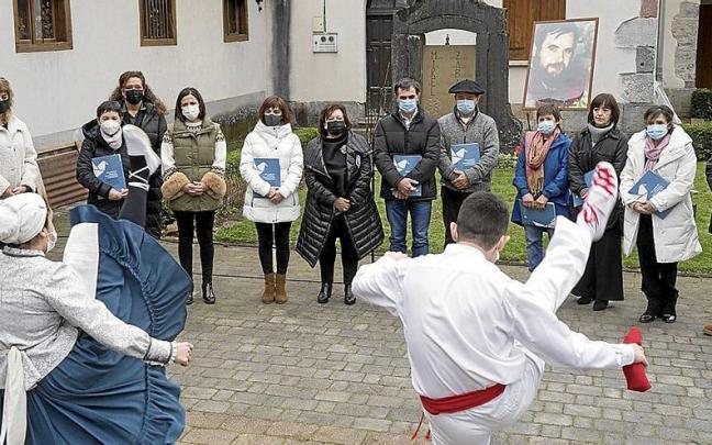 Miembros de los gobiernos de la CAV y Nafarroa, junto a familiares de Mikel Zabalza, en el acto en el que se le reconoció como víctima de vulneración de derechos humanos. | FOTO: IREKIA