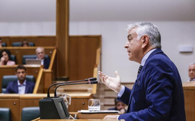 Javier de Andrés, durante su intervención en el pleno de política general del Parlamento Vasco.