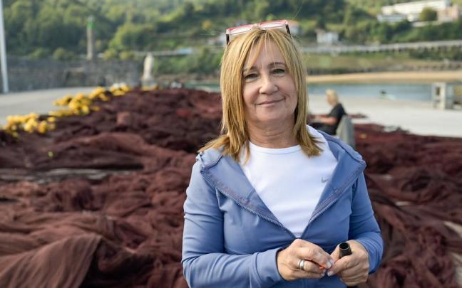 Marian Uribetxeberria en el puerto de Getaria.